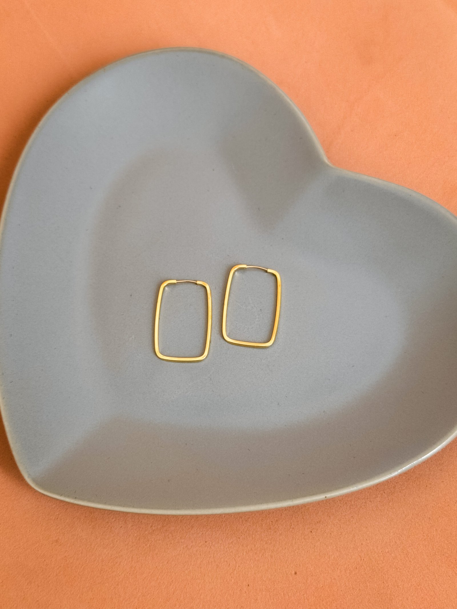 BRINCO RETANGULAR 2,3CM EM OURO 18K