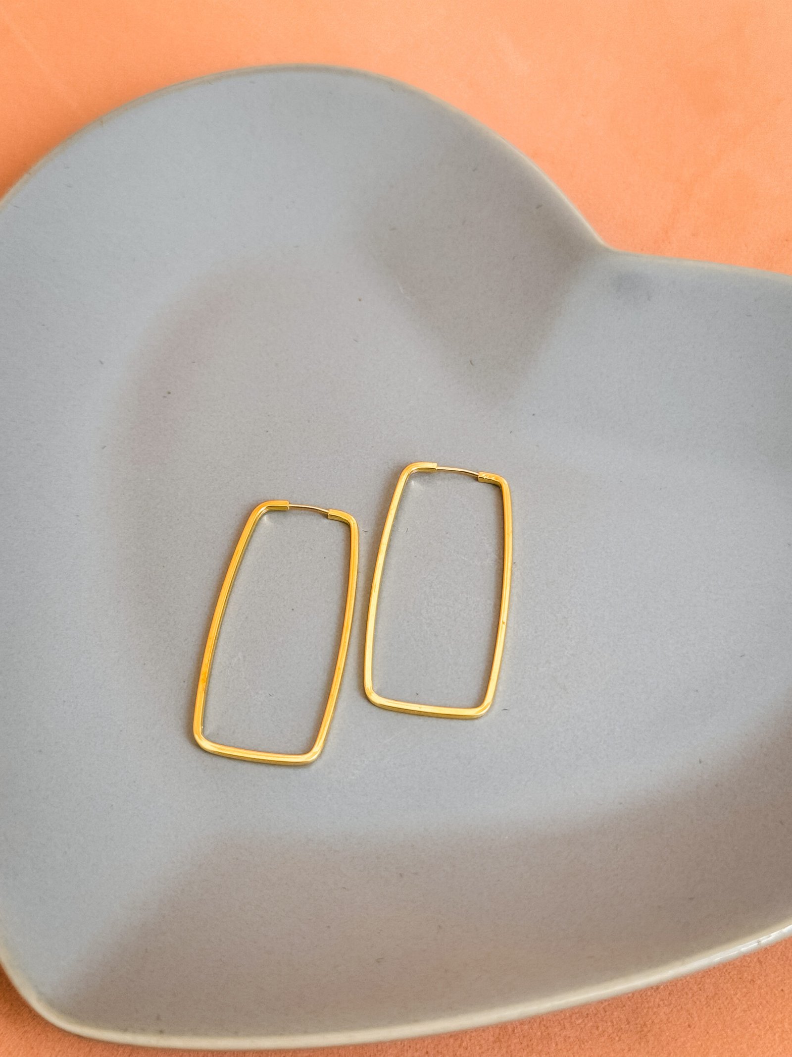 BRINCO RETANGULAR 3,3CM EM OURO 18K