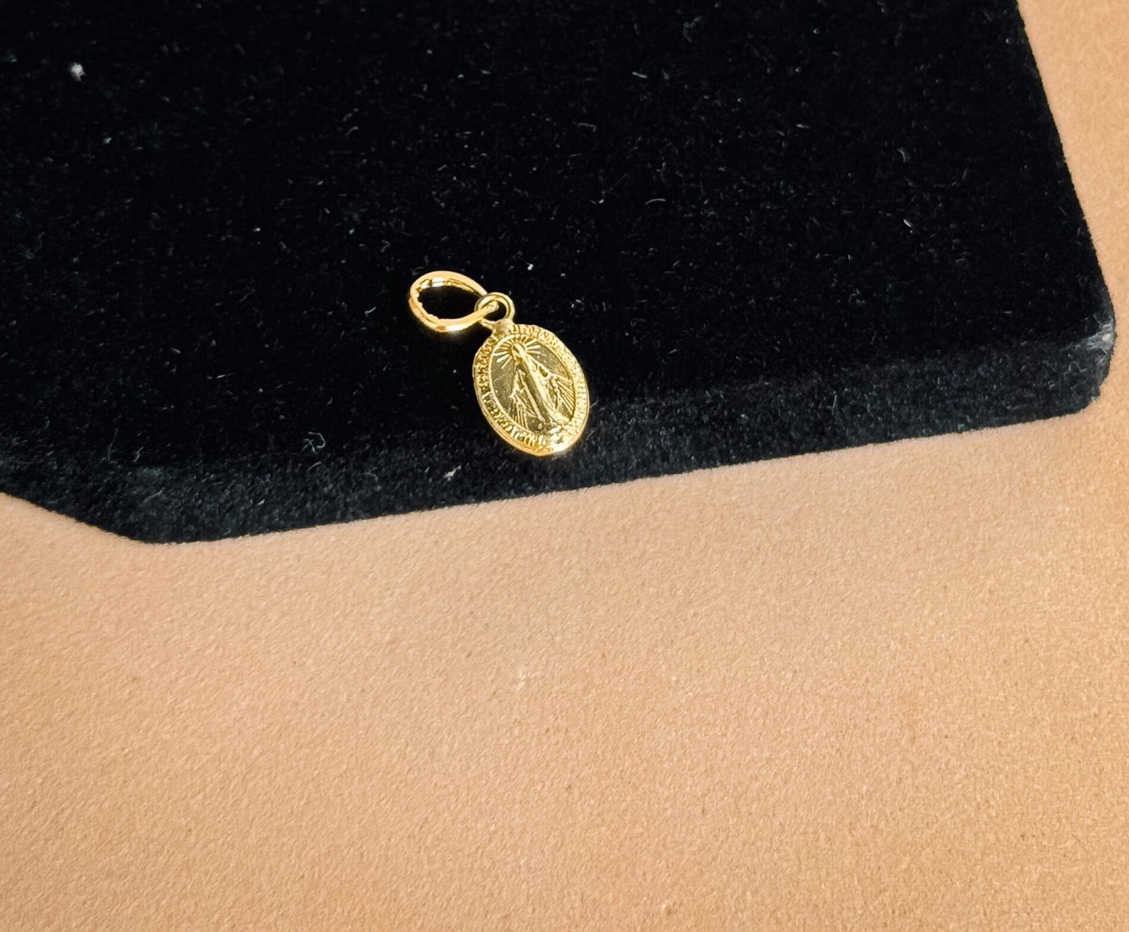 PINGENTE NOSSA SENHORA DAS GRAÇAS EM 1CM DE OURO 18K