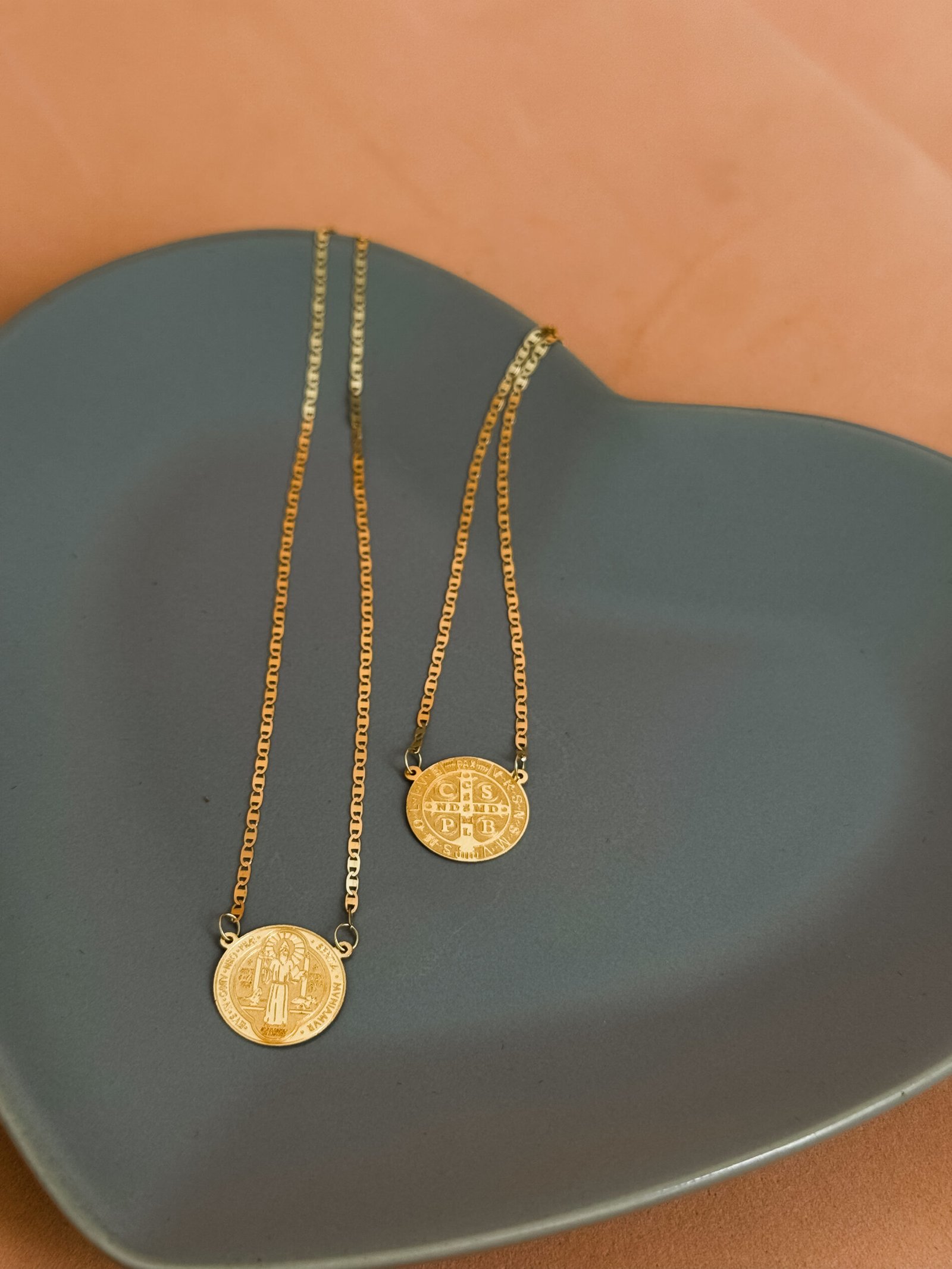 ESCAPULARIO SÃO BENTO EM PIASTRINE DE OURO 18K