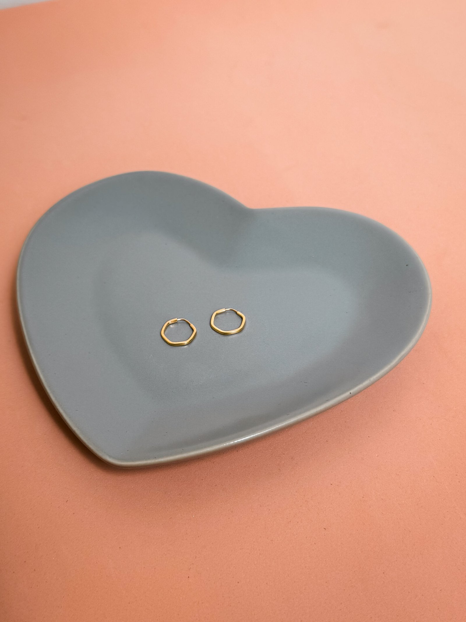 BRINCO HEXAGONAL 1CM EM OURO 18K